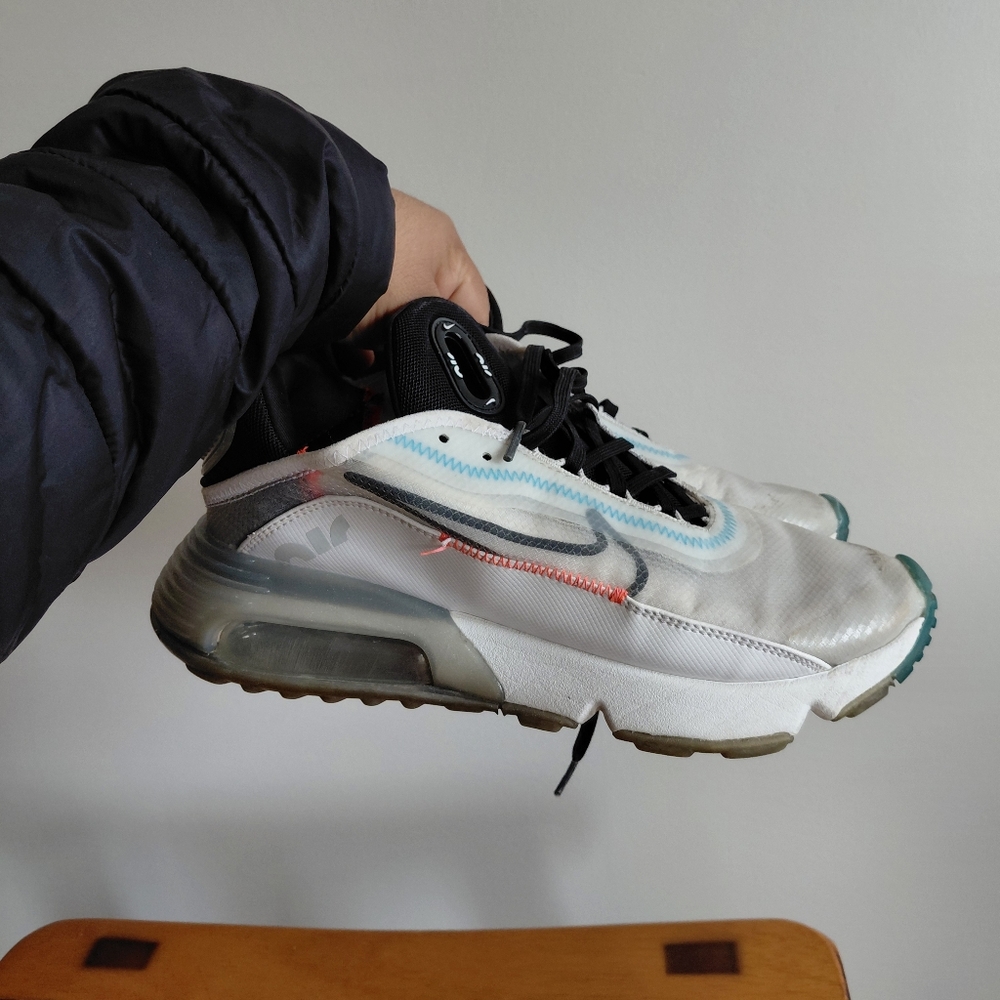 NIKE AIR MAX 2090 WHITE PURE PLATINUM BRIGHT MENS ATHLETIC Size 8.5